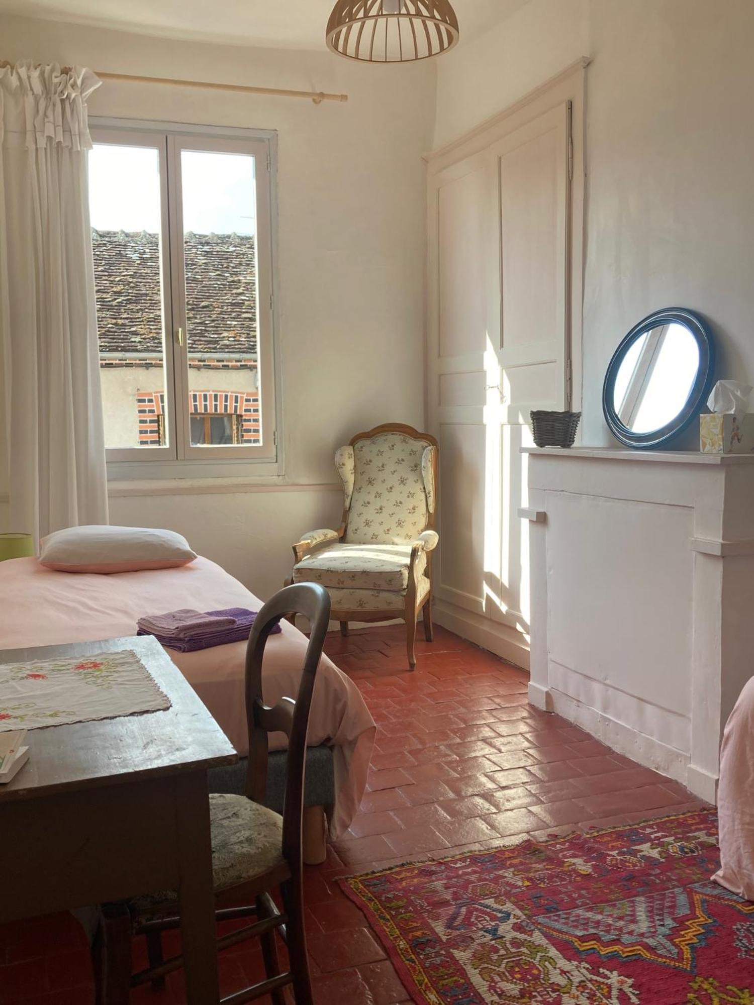 Sur Les Ailes Du Papillon-La Suite Saint-Sauveur-en-Puisaye Kültér fotó