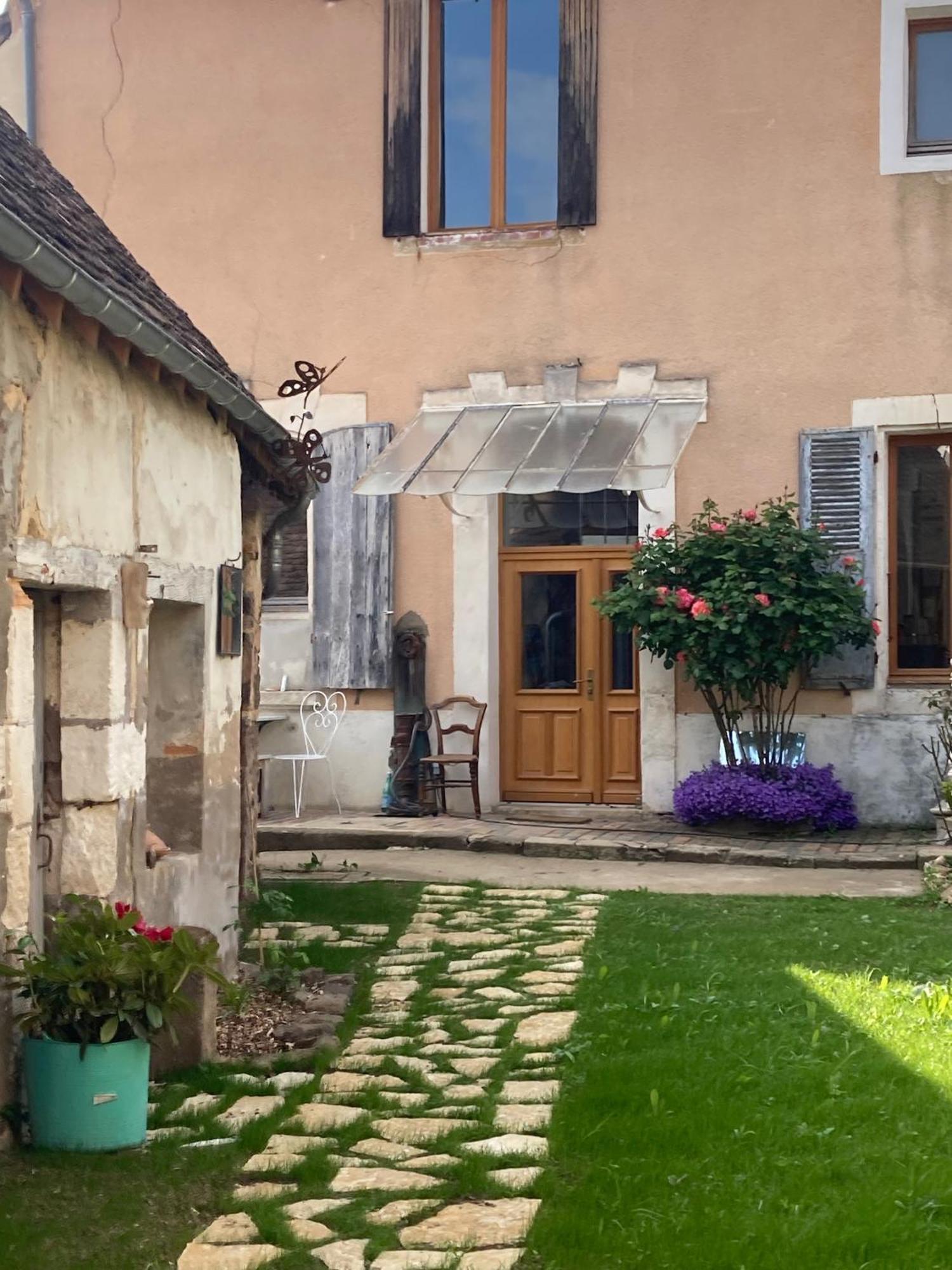 Sur Les Ailes Du Papillon-La Suite Saint-Sauveur-en-Puisaye Kültér fotó